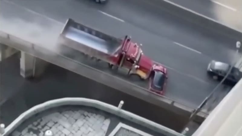 CiÄÅ¼arÃ³wka pchaÅa osobÃ³wkÄ przez kilkaset metrÃ³w