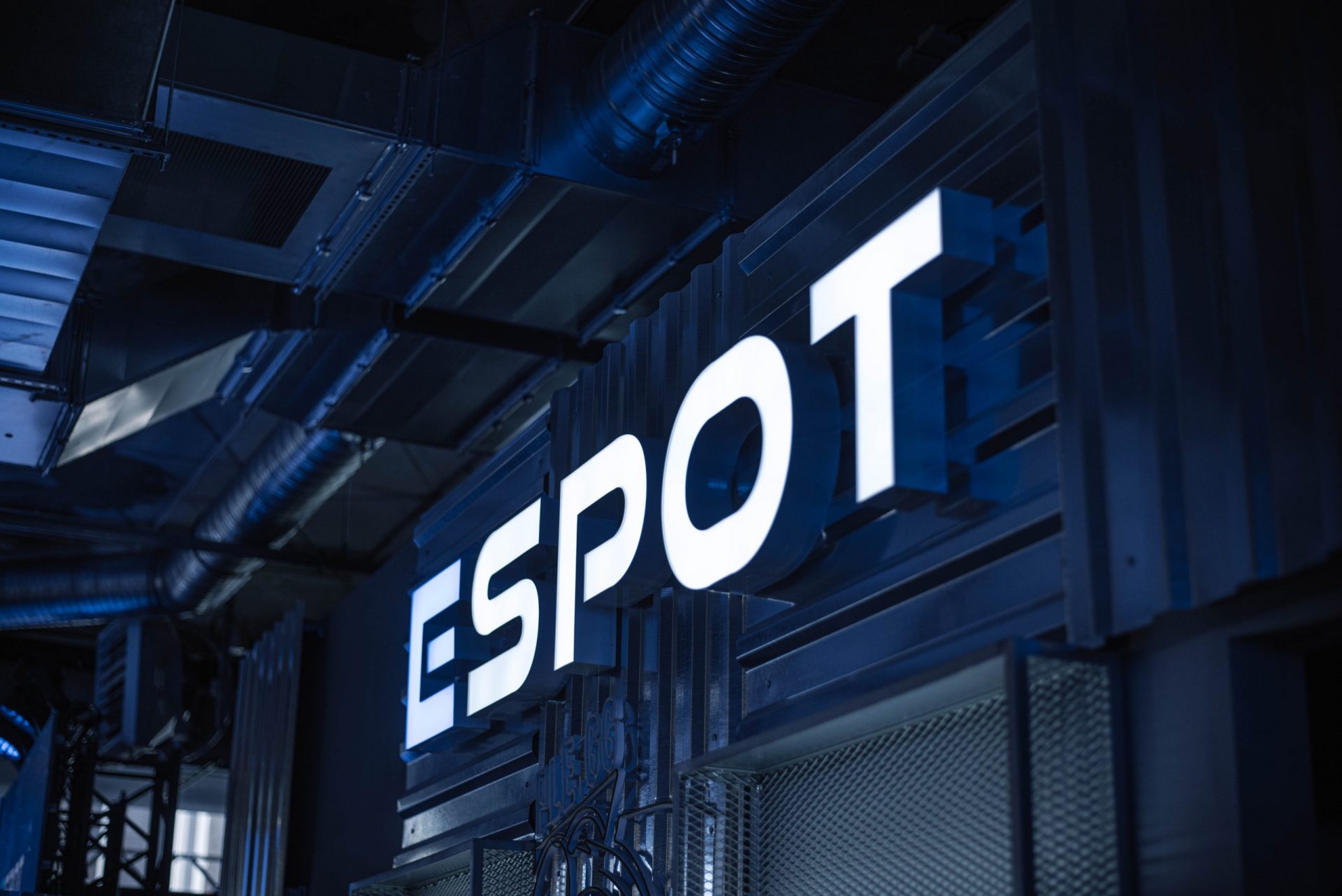 Mercedes wspiera polski e-sport