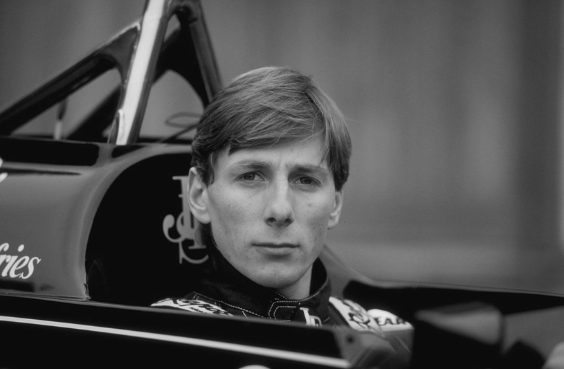 ZmarÅ sÅynny kierowca wyÅcigowy. W Formule 1 byÅ w jednym zespole z Ayrtonem SennÄ