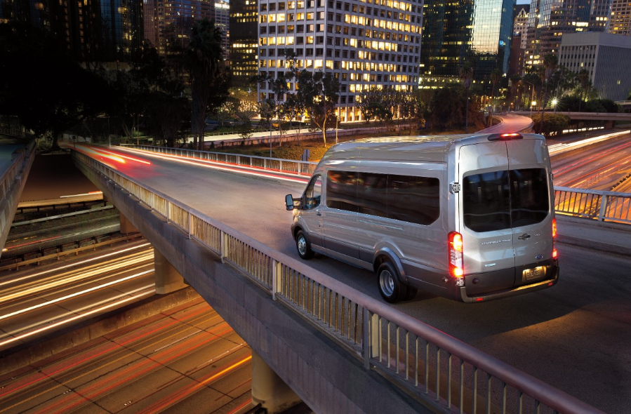 Ford Transit od kompaktowej wersji po duÅ¼y autobus moÅ¼e przewieÅºÄ nawet 18 osÃ³b!