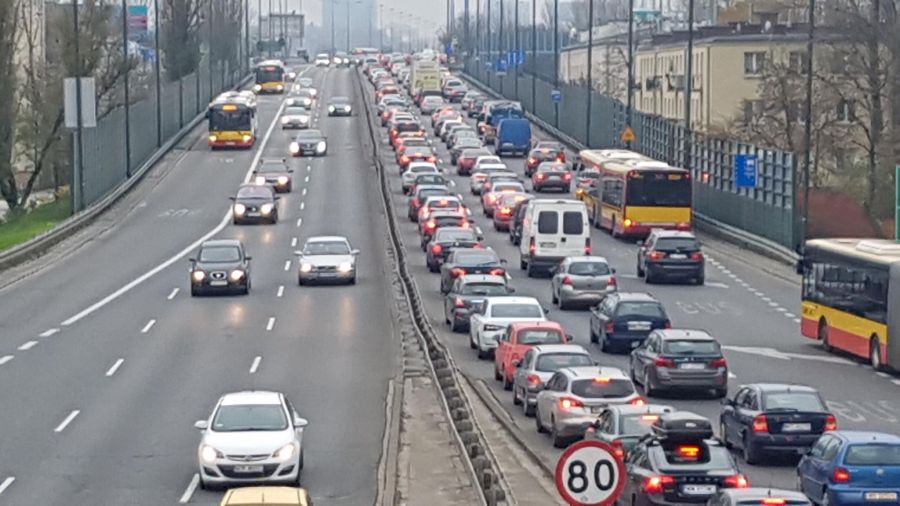 Czy po Warszawie jeÅºdzi za duÅ¼o samochodÃ³w?