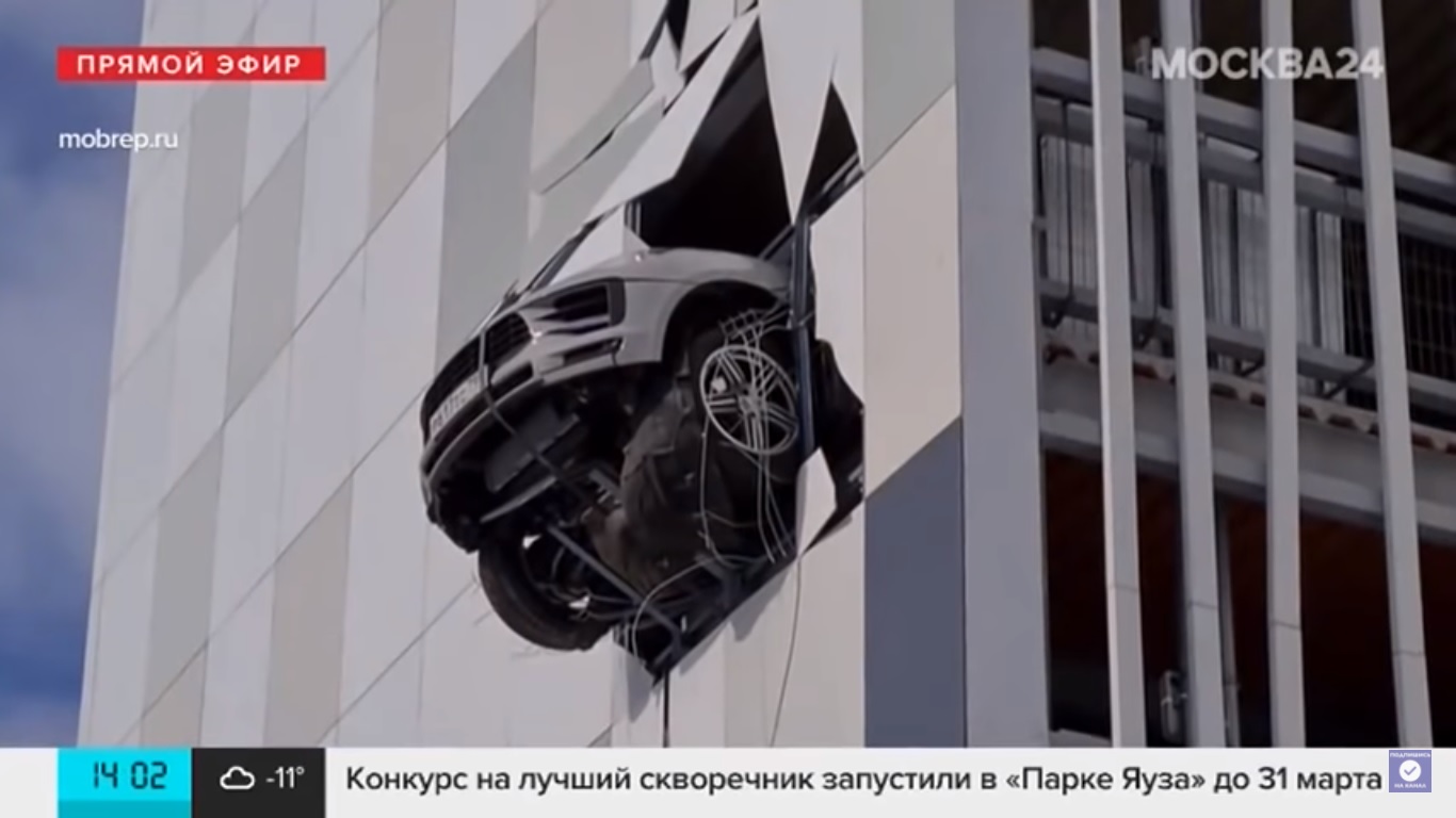 Porsche prawie wypadÅo z piÄtrowego parkingu! Take rzeczy tylko w Rosji