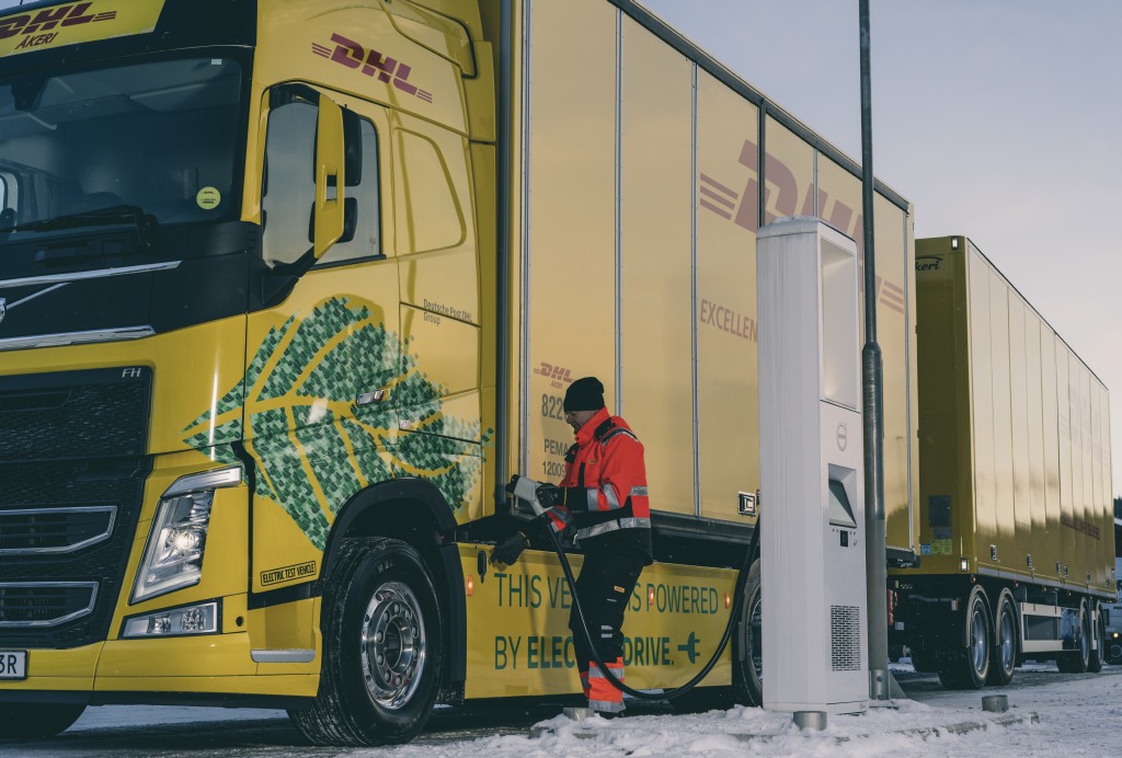 Volvo Trucks i DHL łączą siły. Dzięki nim na drogi wyjedzie więcej elektrycznych samochodów ciężarowych