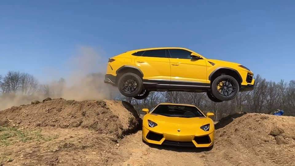 Lamborghini Urus przeskakuje nad Aventadorem