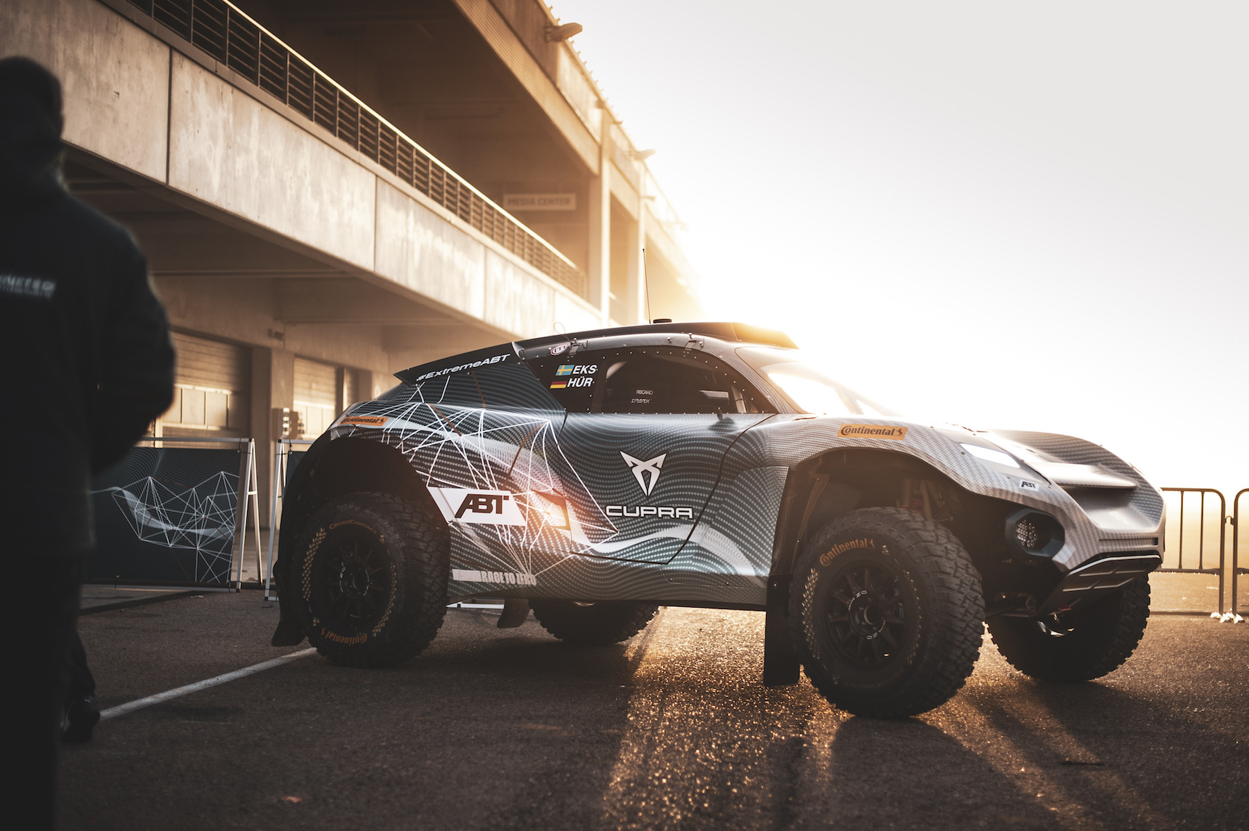 Claudia HÃ¼rtgen i Mattias EkstrÃ¶m zasiedli za kierownicÄ e-Cupra ABR X w Extreme E!
