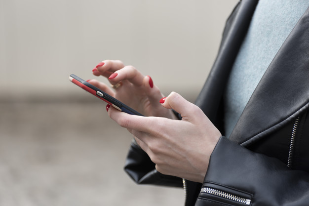 Pieszy nie przeczyta SMS-a na pasach juÅ¼ od czerwca. Czy to koniec smartfonowych zombie?