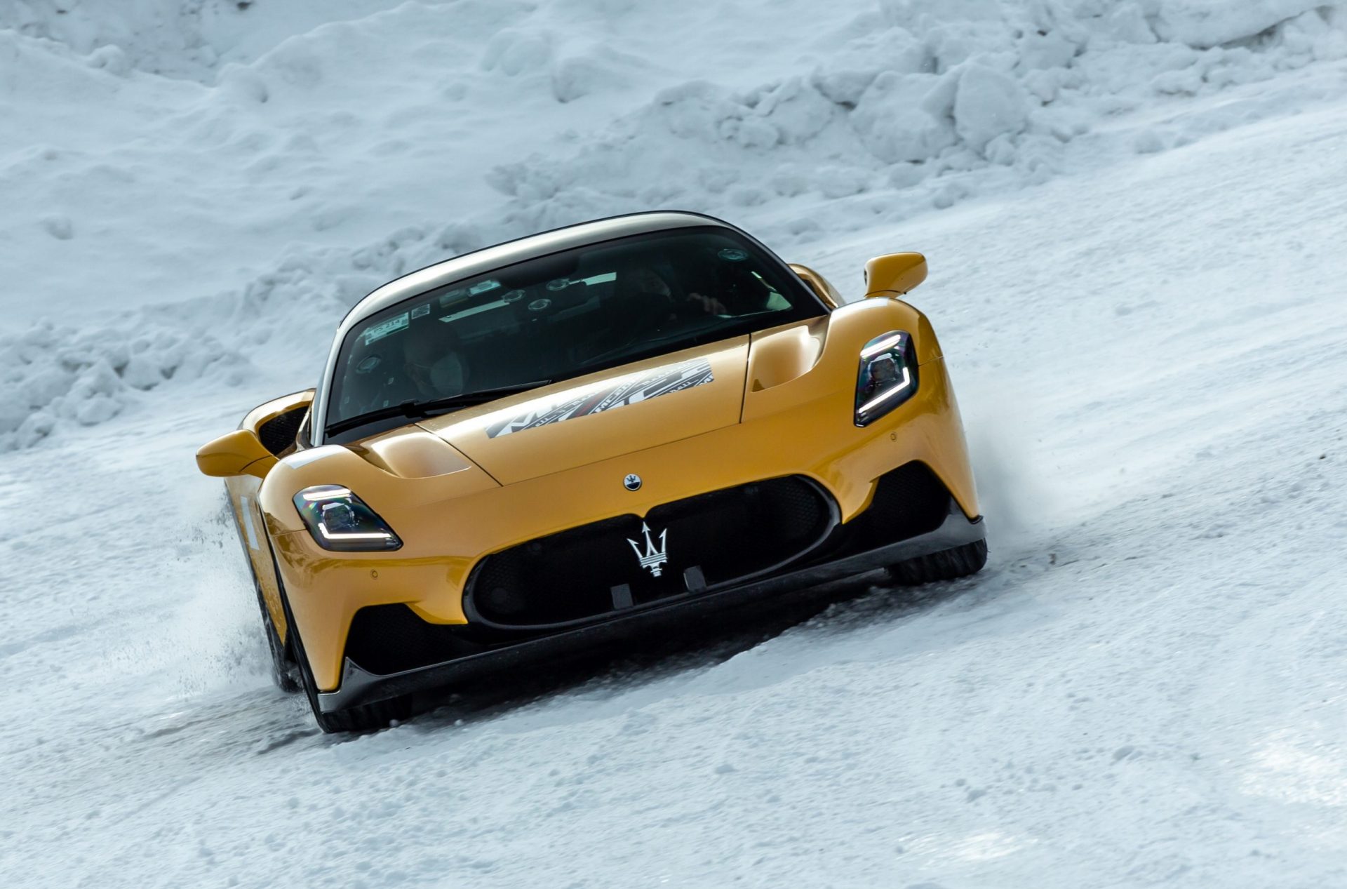 Maserati MC20 na Åniegu