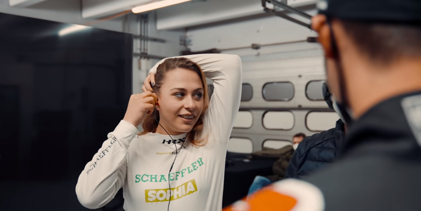 Sophia FlÃ¶rsch przetestowaÅa moÅ¼liwoÅci Audi R8 LMS GT3