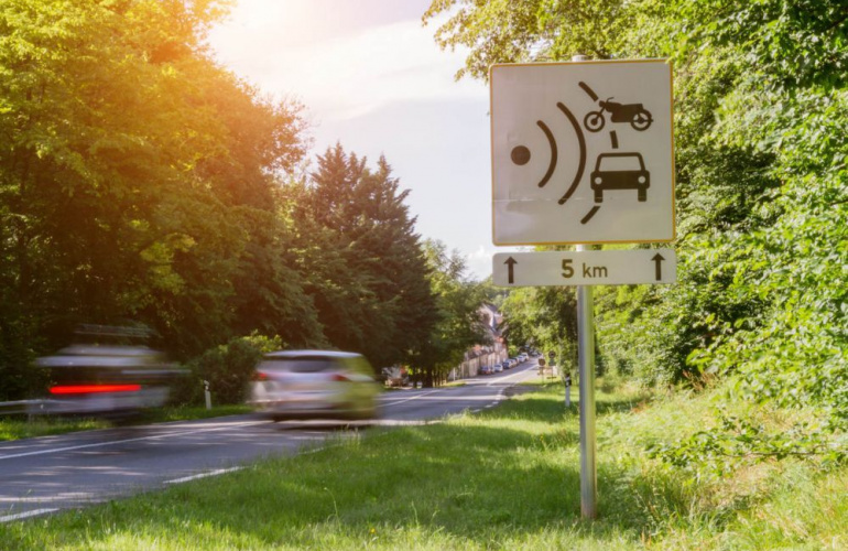 656 tys. mandatÃ³w z fotoradarÃ³w w 2020 roku. Rekordzista przekroczyÅ prÄdkoÅÄ o 142 km/h!