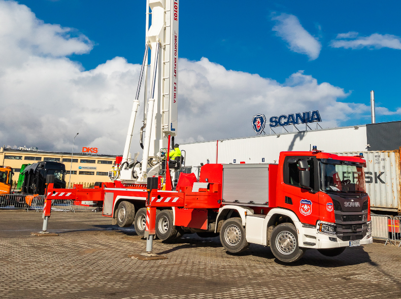 Scania zaprezentowaÅa najdÅuÅ¼szy podnoÅnik na podwoziu w Europie!