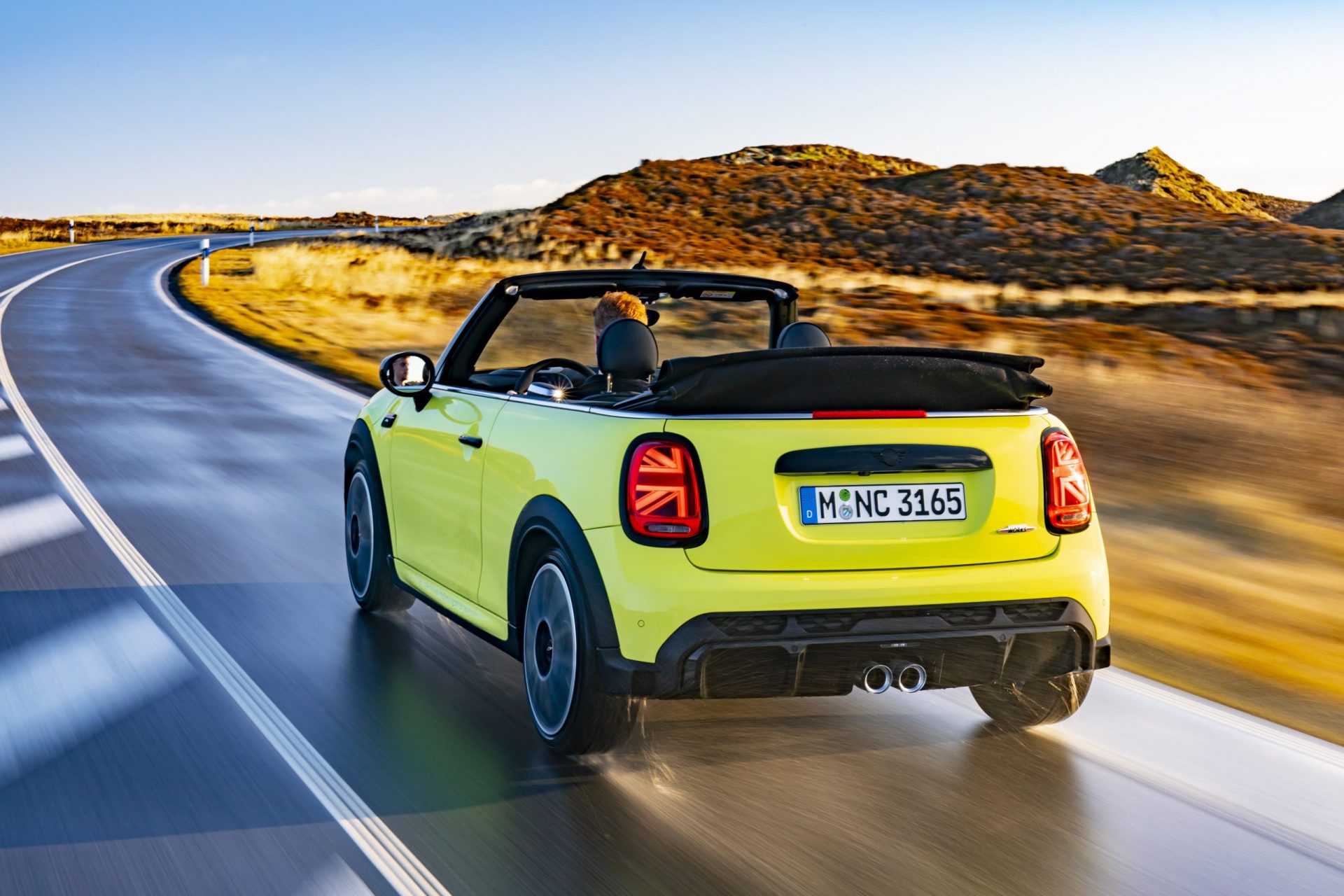 Mini Cabrio w zawadiackim lakierze Zesty Yellow