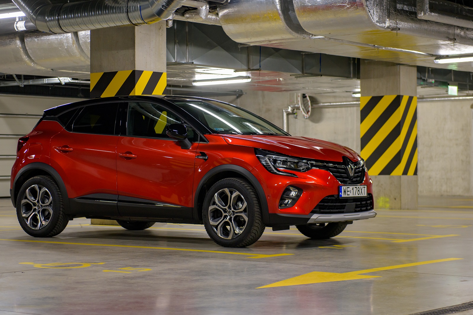 Czas na ÅwiÄteczne zakupy. Jak siÄ poruszaÄ po zatÅoczonym parkingu?