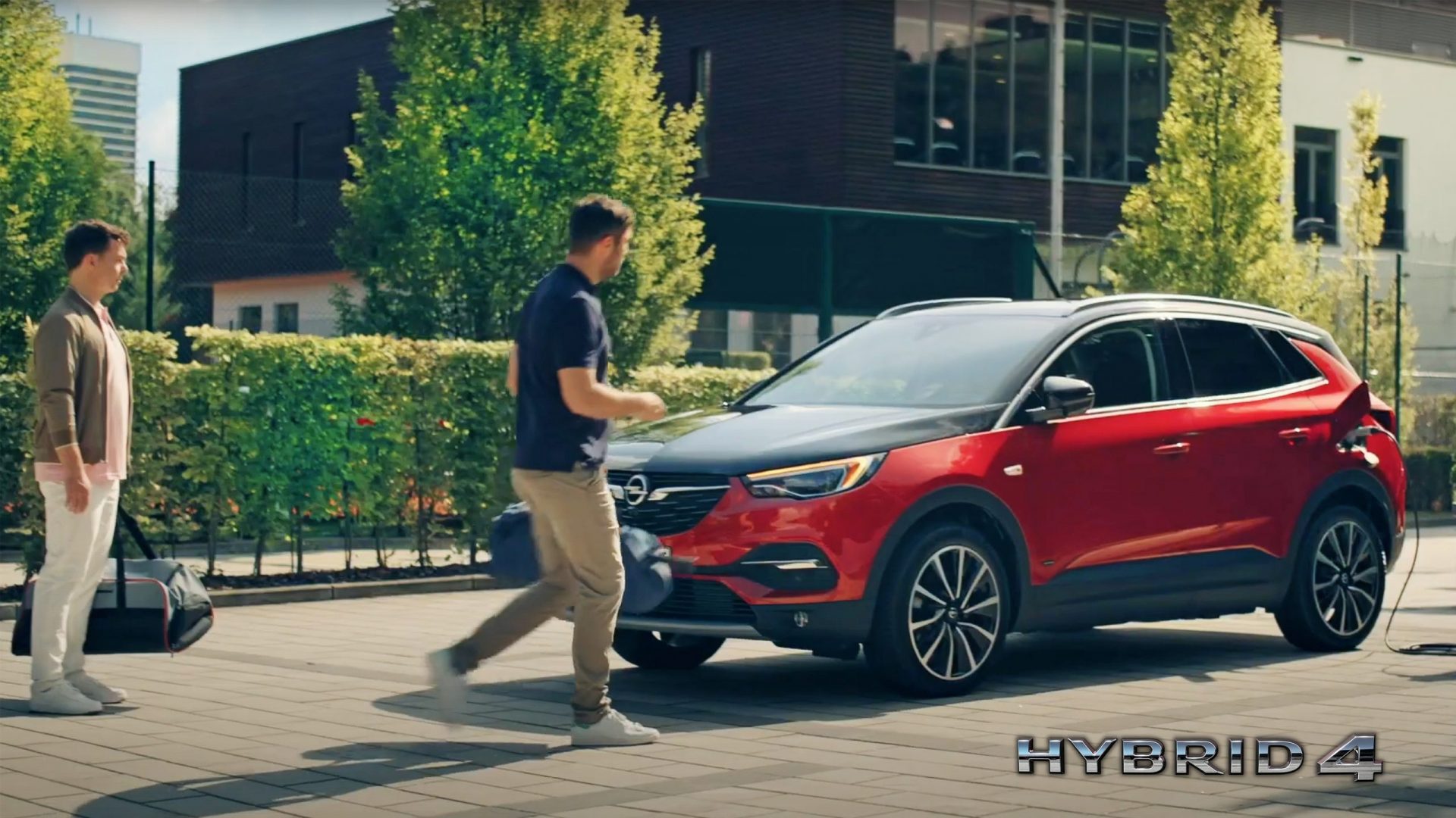 Opel w nowym spocie reklamowym modelu Grandland X rzuca ÅmiaÅe aluzje do marek premium!