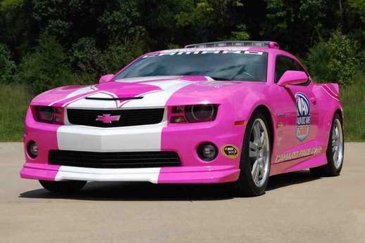 Różowy Chevrolet Camaro walczy w słusznej sprawie