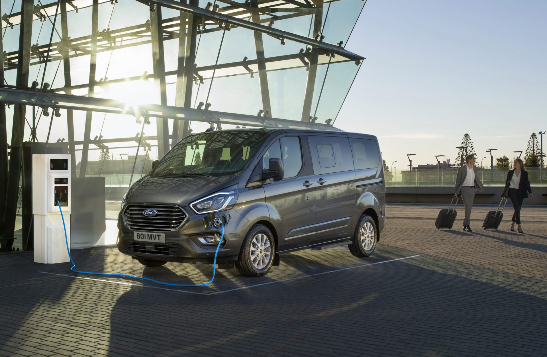 Hibrid plug-in personalizat Ford Tourneo.  Care este gama?