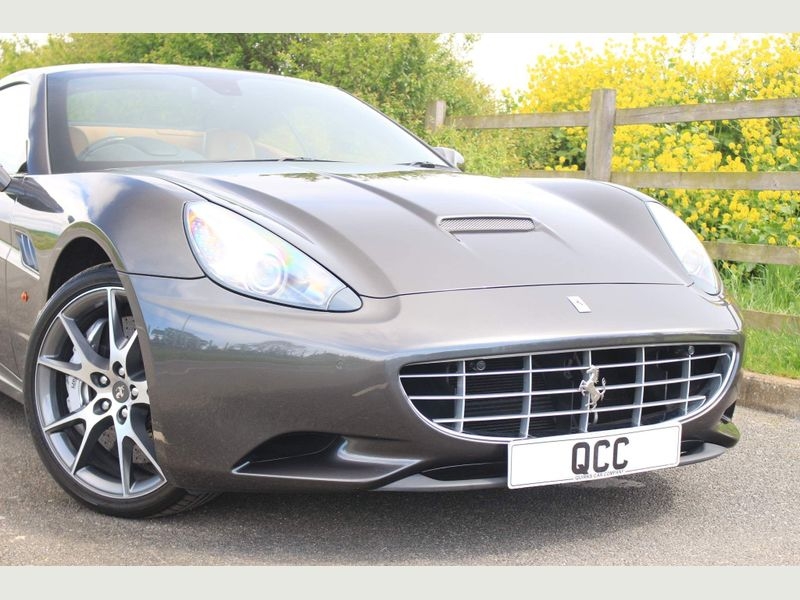 Ferrari naleÅ¼Äce do Hugh Granta wystawione na sprzedaÅ¼