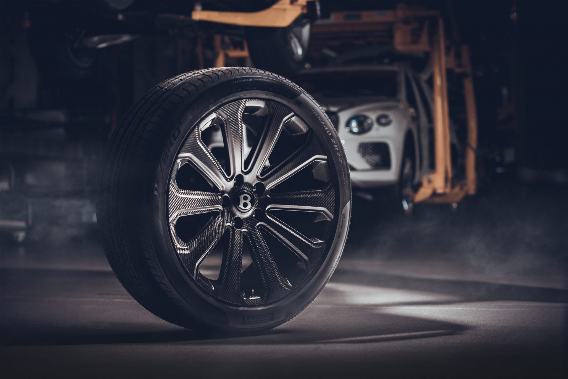 Bentley stworzyÅ najwiÄksze na Åwiecie felgi z wÅÃ³kna wÄglowego