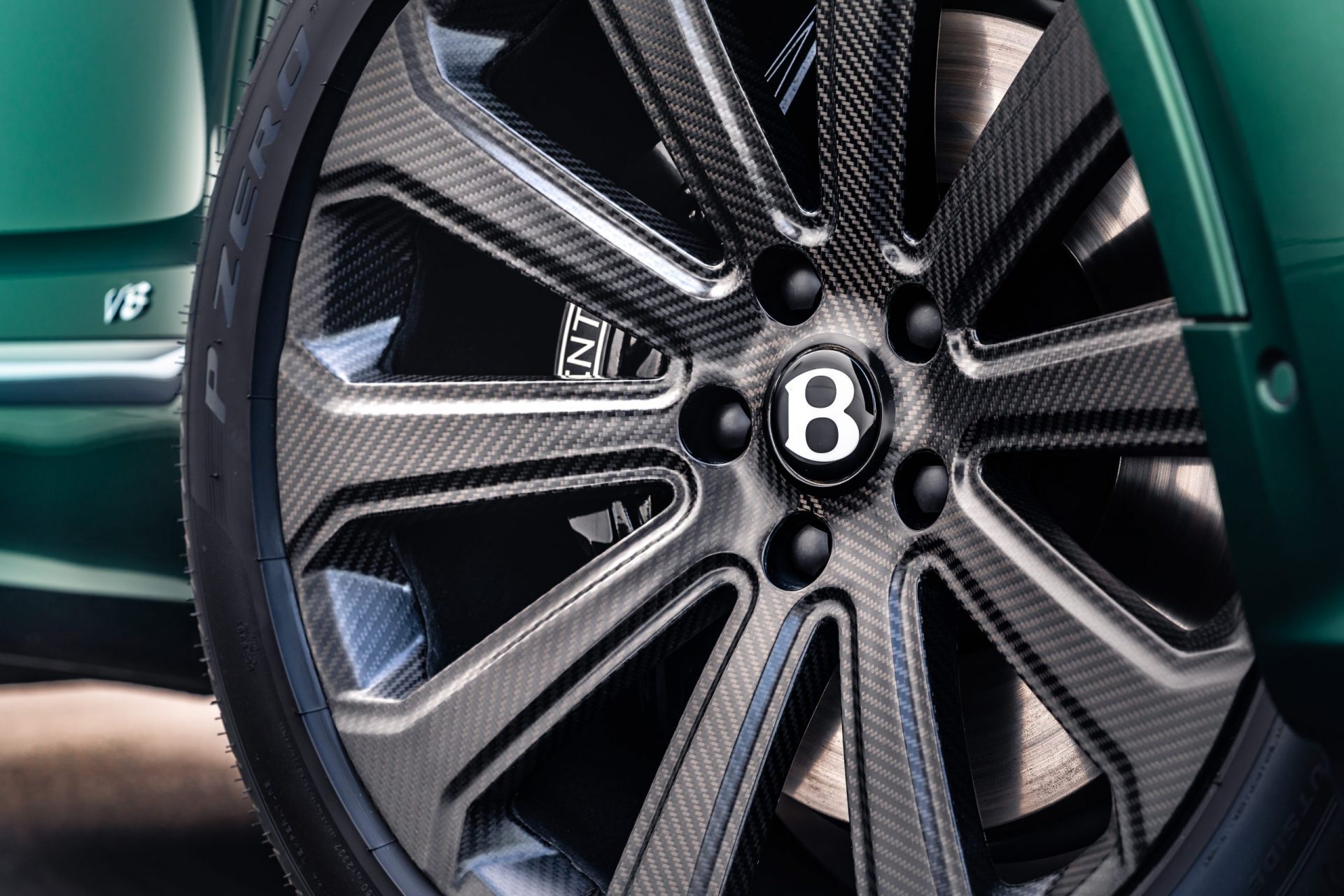 Bentley stworzyÅ najwiÄksze na Åwiecie felgi z wÅÃ³kna wÄglowego