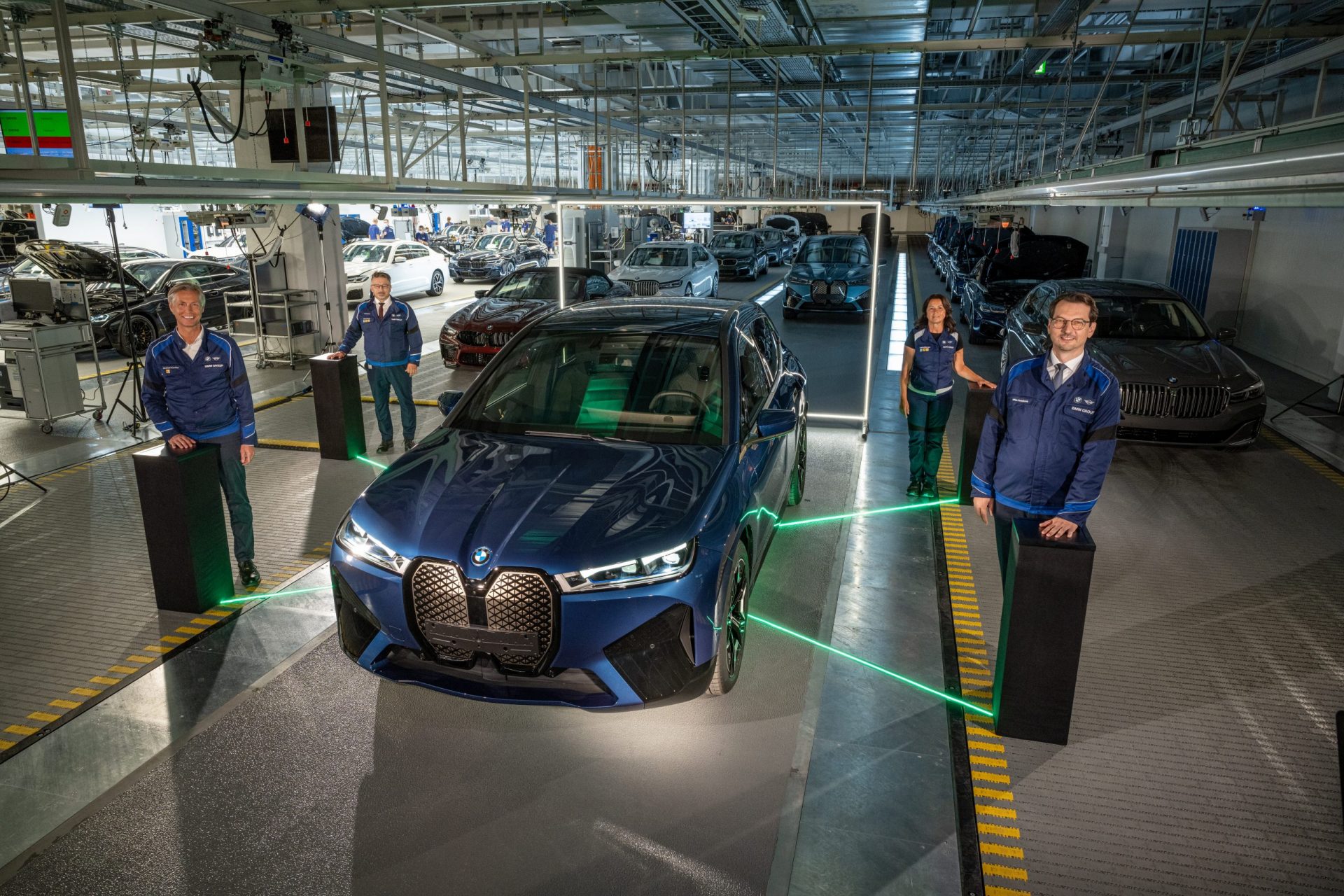 Rozpoczyna się produkcja BMW iX