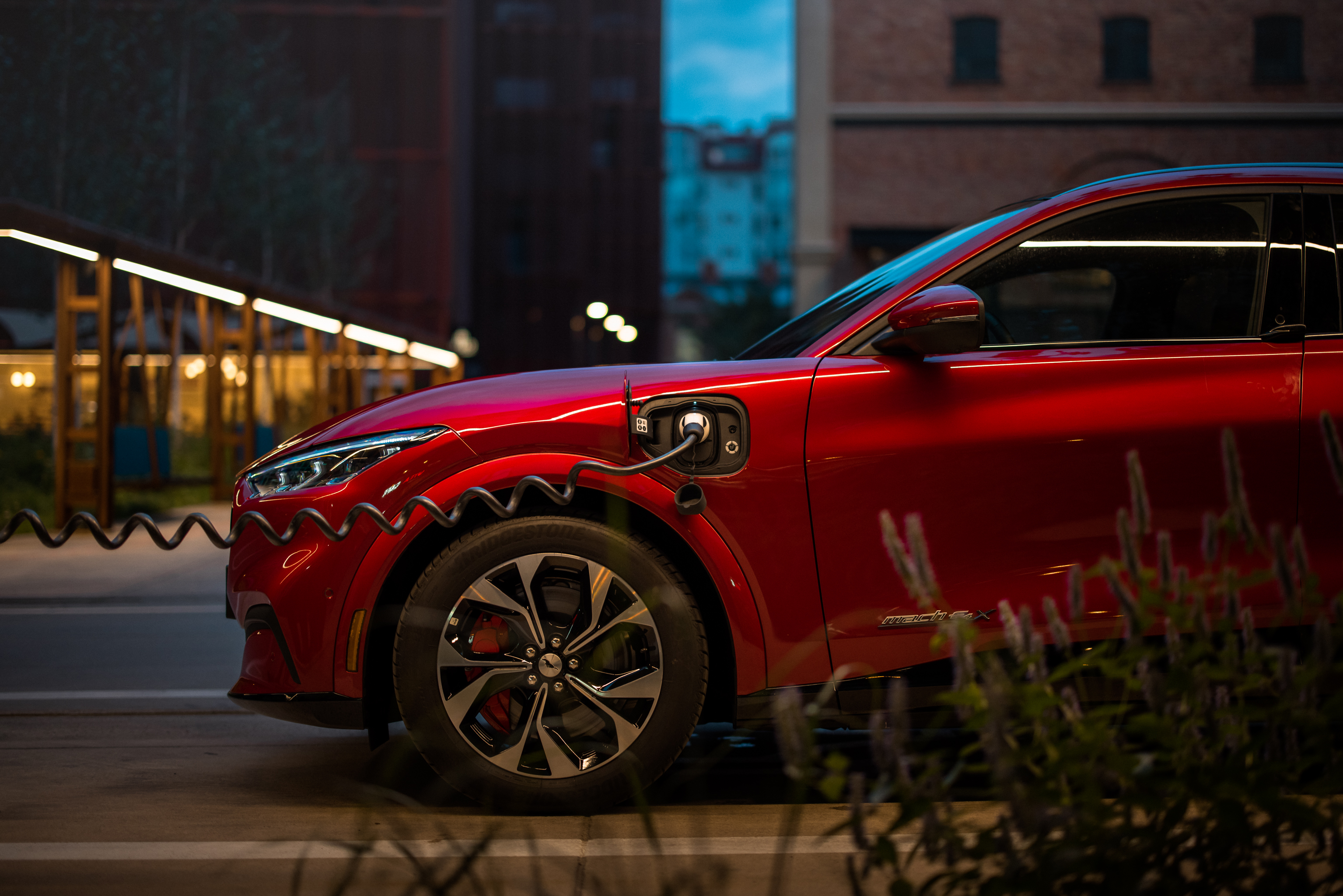 Ford Mustang Mach-E, klienci będą mogli wybrać nie tylko pojemność, ale i typ akumulatorów