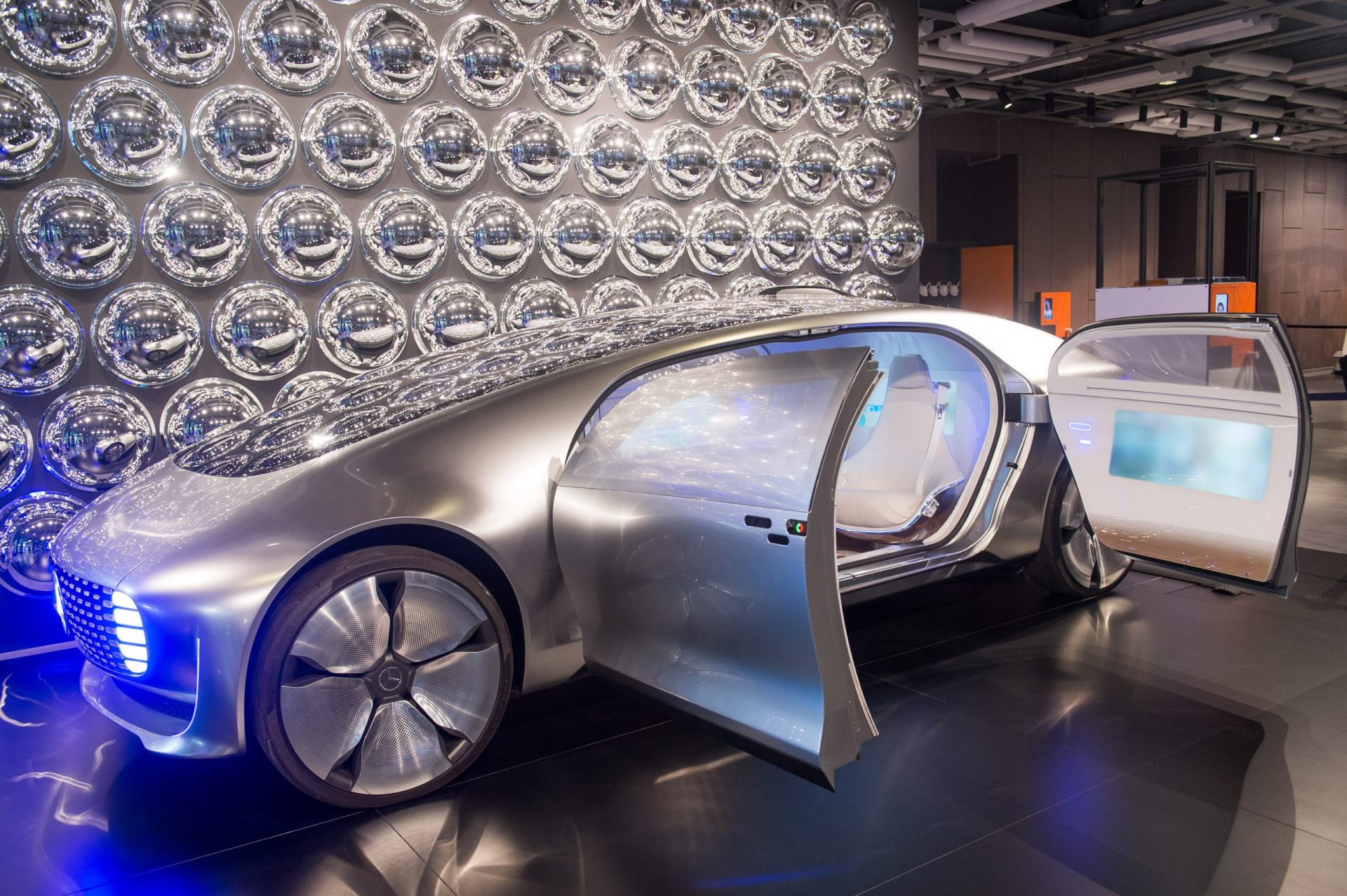 Samochód Przyszłości Do Zobaczenia W Warszawie! Mercedes F 015 Luxury In Motion Jest Częścią Wystawy W Centrum Nauki Kopernik | Motocaina.pl