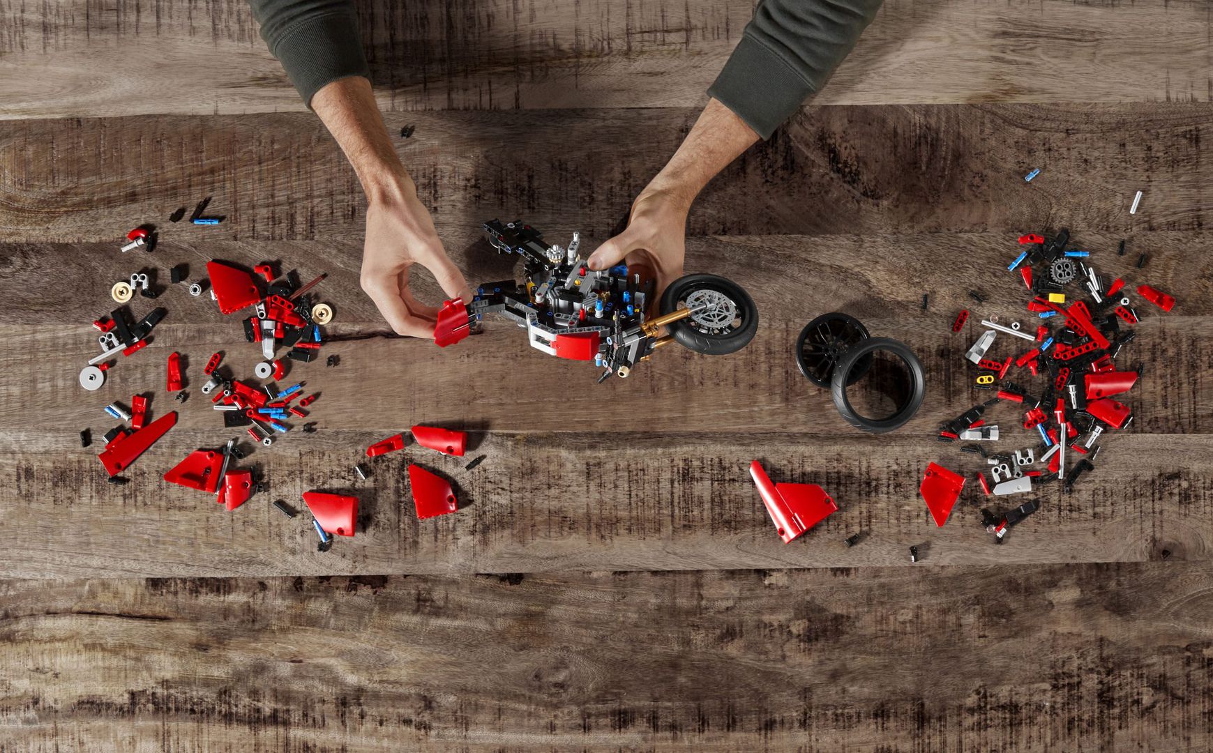 Prezent motoryzacyjny pod choinkę 2021: motocyklowe zestawy Lego