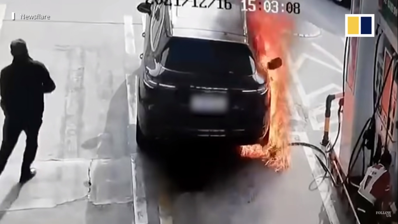 PodpaliÅ Porsche z kobietÄ w Årodku, screen z serwisu YouTube / South China Morning Post