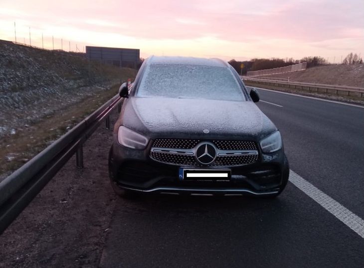 Mercedes GLC 200 z uszkodzonÄ oponÄ przez kilka dni staÅ na poboczu drogi ekspresowej S5, fot. materiaÅy prasowe / Policja KoÅcian