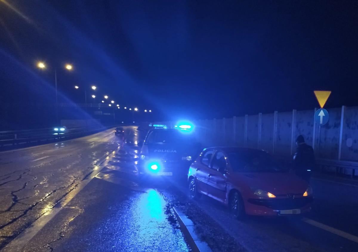 SamochÃ³d jechaÅ pod prÄd drogÄ ekspresowÄ. Za kierownicÄ byÅ 86-latek, fot. materiaÅy prasowe / Policja