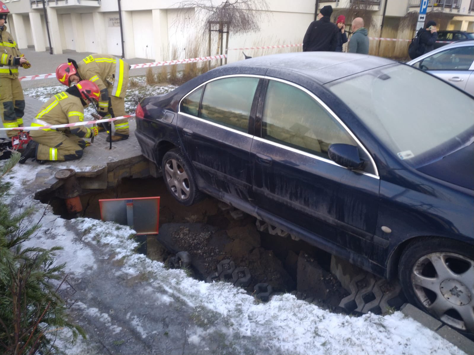 W GdaÅsku zapadÅa siÄ jezdnia pod samochodem, fot. KM PSP GdaÅsk