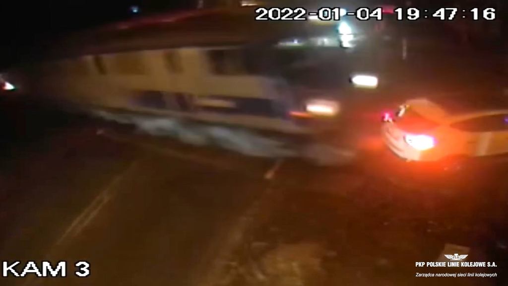 SamochÃ³d zmiaÅ¼dÅ¼ony przez pociÄg. PKP ujawnia dramatyczne nagranie
