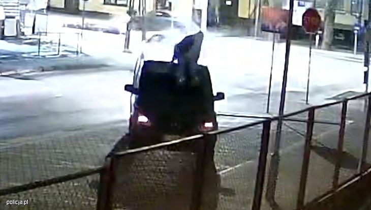 WszedÅ na dach samochodu i terroryzowaÅ kierowcÄ, fot. materiaÅy prasowe / Policja