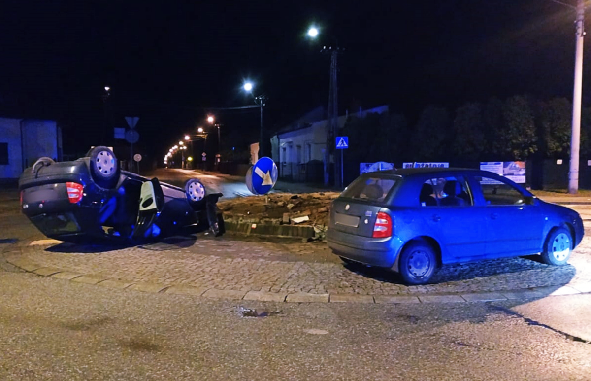 Dwie identyczne Å kody zderzyÅy siÄ na rondzie, jedno z aut dachowaÅo