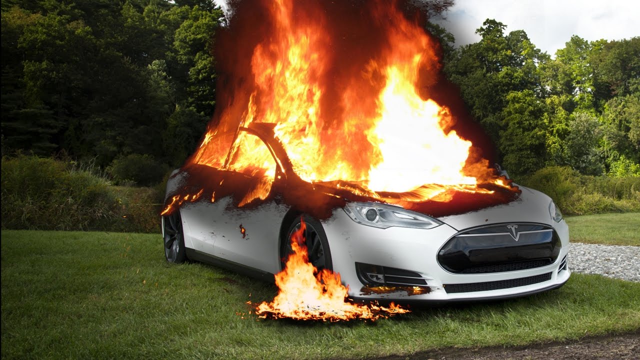 Включи огонь машину. Горящий электромобиль. Tesla горит. Горящая крутая машина.