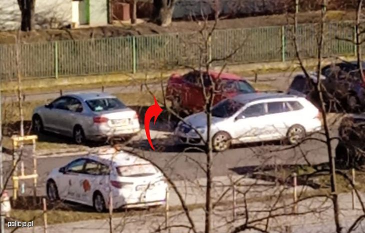 Kradli katalizatory w Årodku dnia. Wpadli, bo zauwaÅ¼yÅ ich przypadkowy Åwiadek