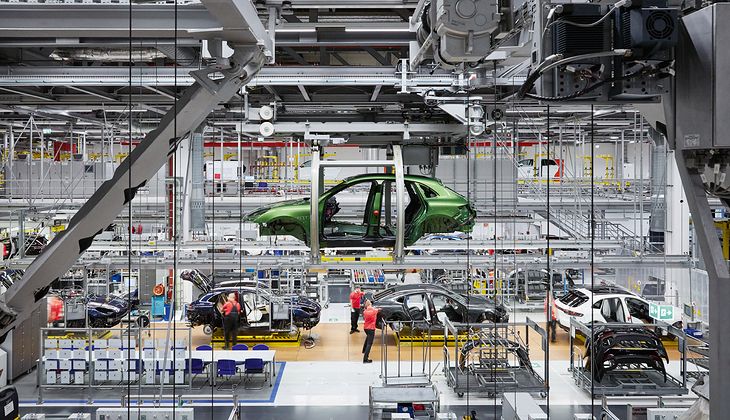 Producenci samochodów zawieszają produkcję