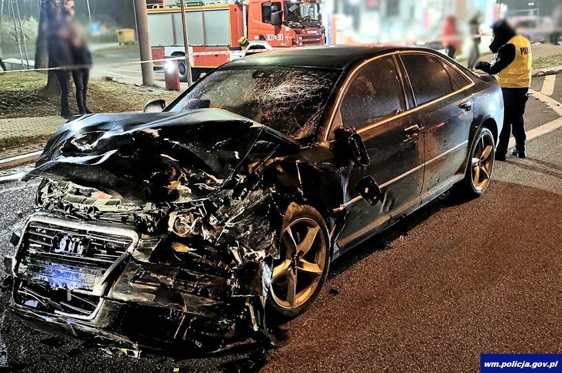 Audi zawracaÅo w niedozwolonym miejscu. UderzyÅo w nie inne Audi