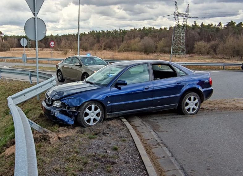 Pijany kierowca Audi uderzyÅ samochodem w barierÄ. CzekajÄ go bardzo powaÅ¼ne konsekwencje