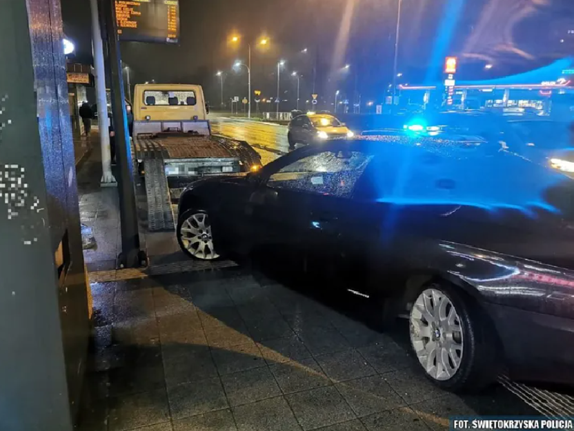Kierowca BMW wjechaÅ w przystanek autobusowy. DostaÅ najwyÅ¼szy moÅ¼liwy mandat