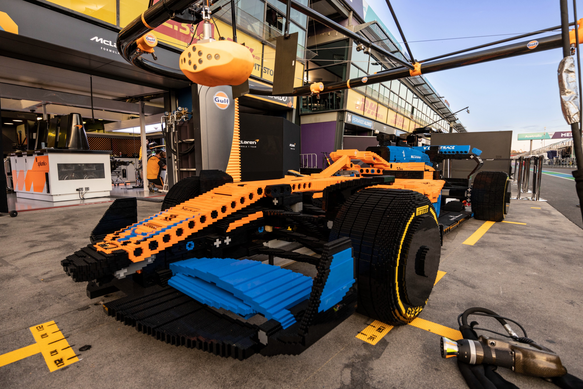 Bolid McLarena z klockÃ³w Lego, fot. McLaren / Lego