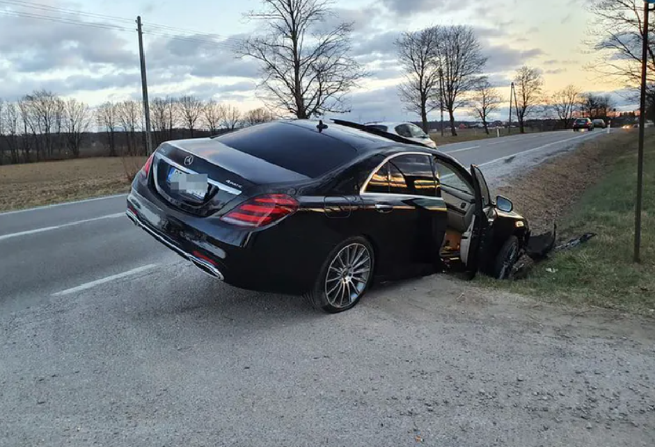 Mercedes zostaÅ porzucony w rowie, fot. Policja Kartuzy
