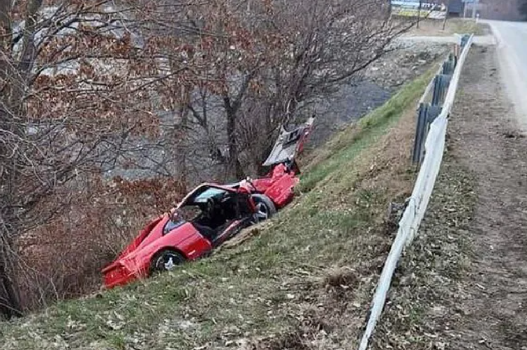 Ferrari rozbite na âstarej zakopianceâ. Wysoki mandat, to pikuÅ przy wartoÅci auta