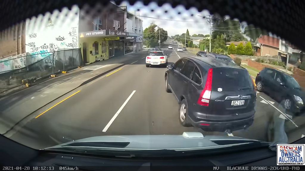 Kobieta zniszczyÅa kilka samochodÃ³w i dachowaÅa, fot. screen z serwisu YouTube / Dash Cam Owners Australia