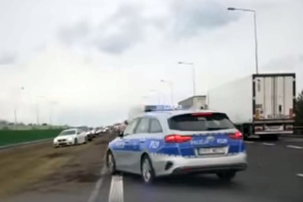 Jechali poboczem autostrady A2 pod prÄd, fot. screen z filmu udostÄpnionego na profilu Autokult.pl