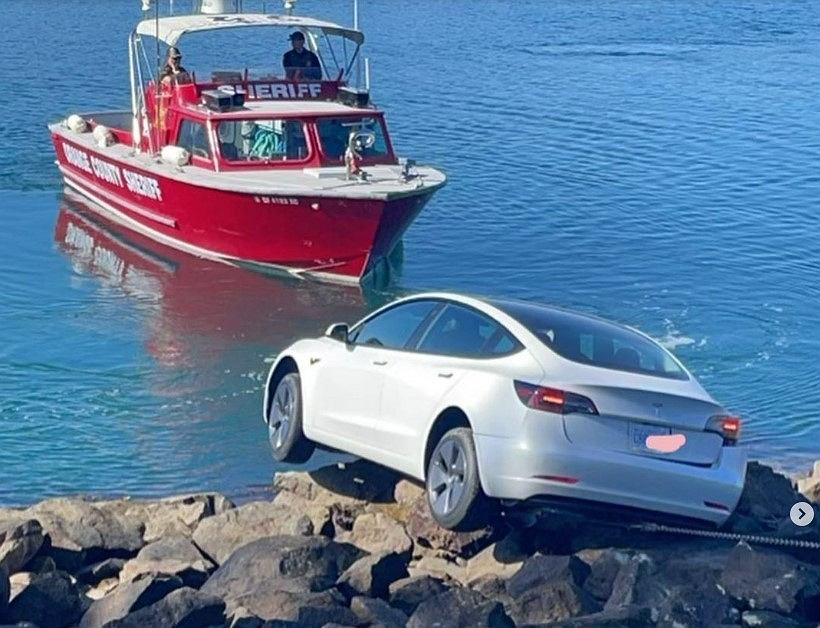 Tesla niemal wpadÅa do wody po tym jak kierowca pomyliÅ pedaÅy, fot. Instagram / ocsddanapoint