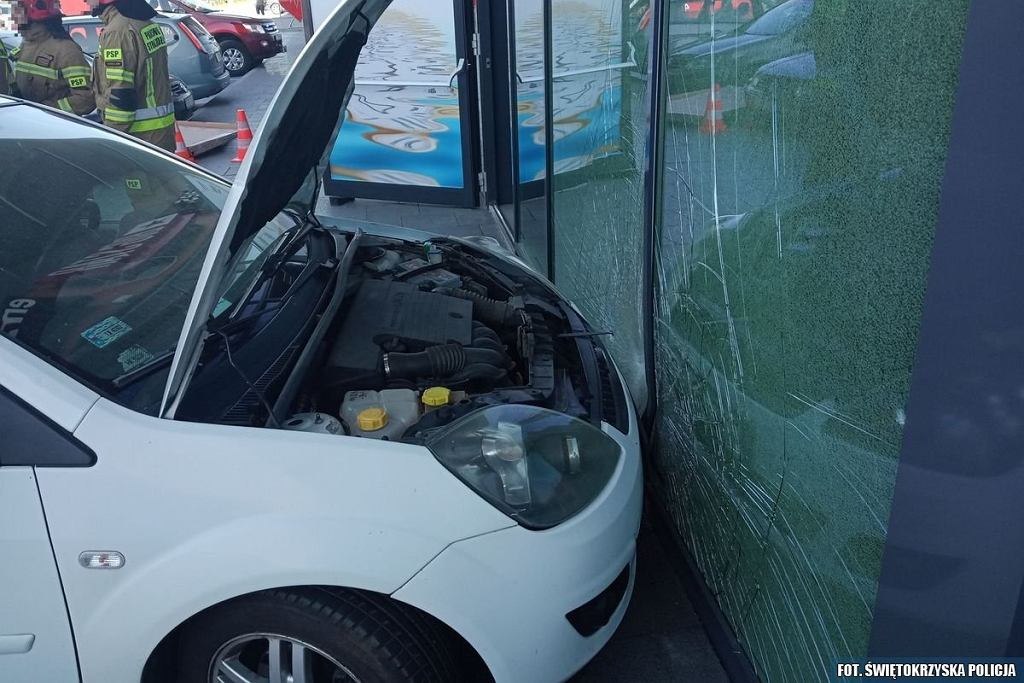 Kobieta pomyliÅa gaz z hamulcem, fot. ÅwiÄtokrzyska Policja