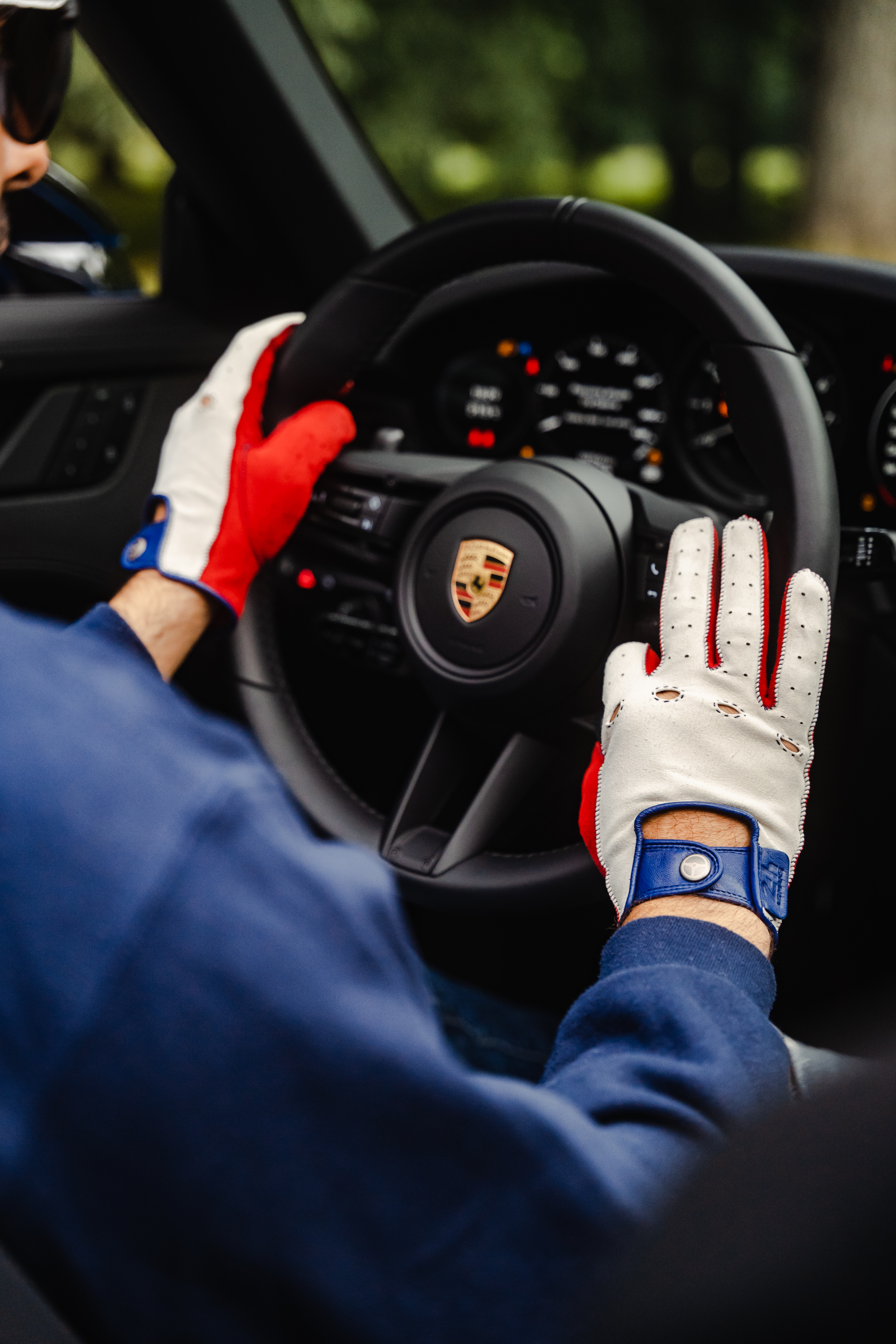 Rękawiczki samochodowe inspirowane Le Mans. Jazda w nich to będzie czysta przyjemność