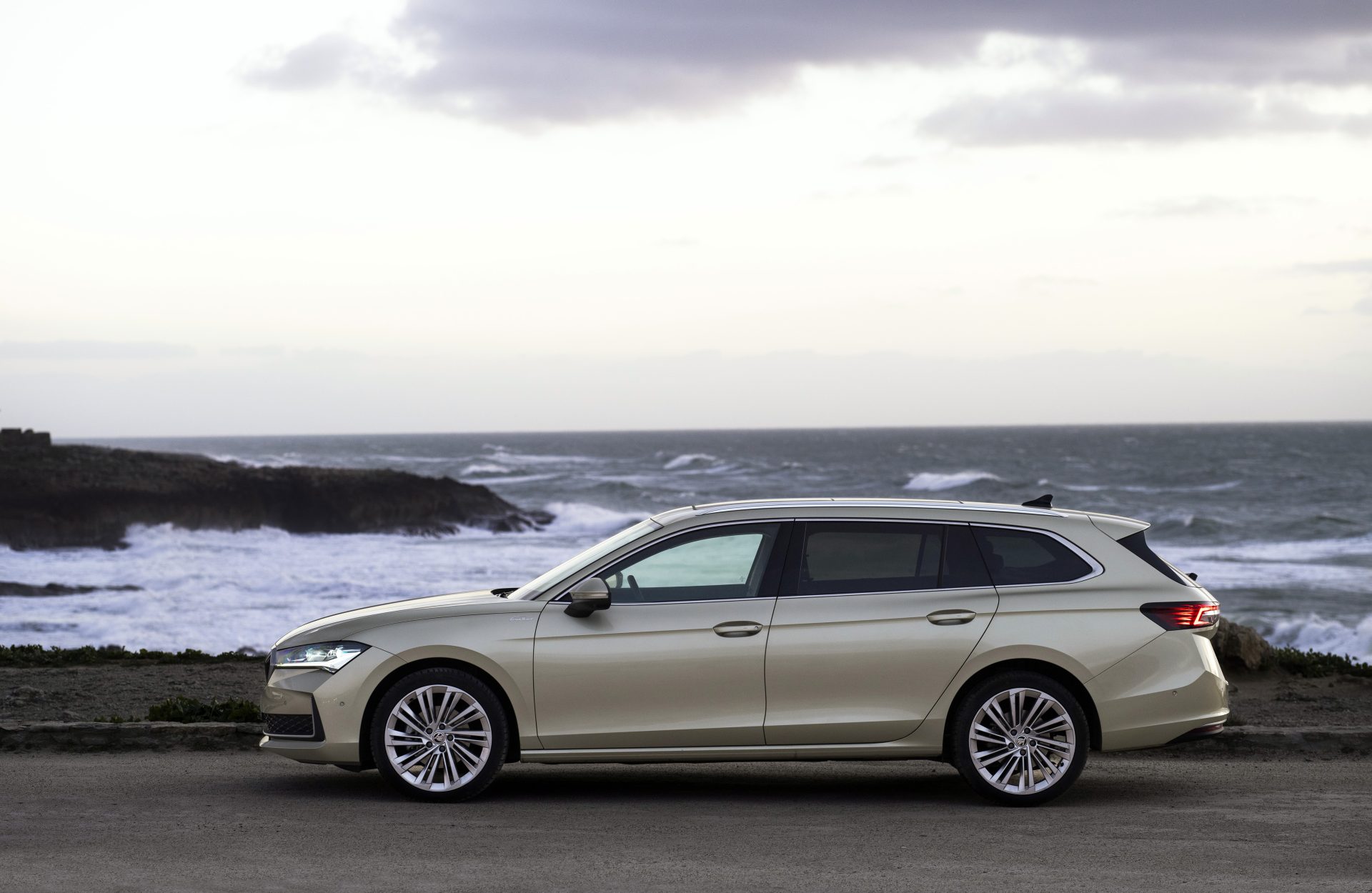 TEST: sprawdzamy, czy Skoda Superb Combi IV generacji to przez cały czas królowa kombiaków, czy już tylko wspomnienie? Wszystko co musisz wiedzieć o tym modelu